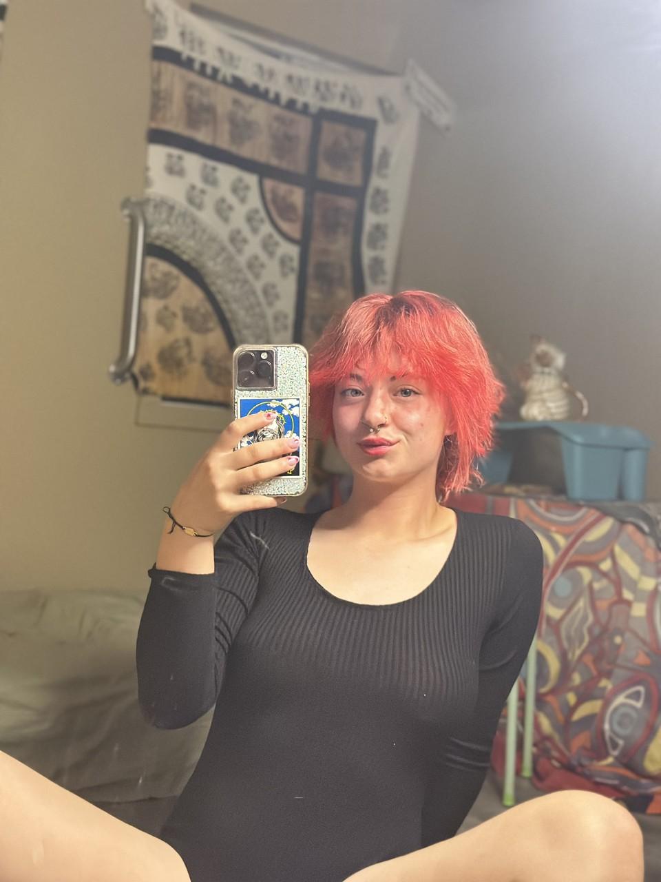 11P OnlyFans vagabunda ruiva Abby expondo seu grande saque no espelho