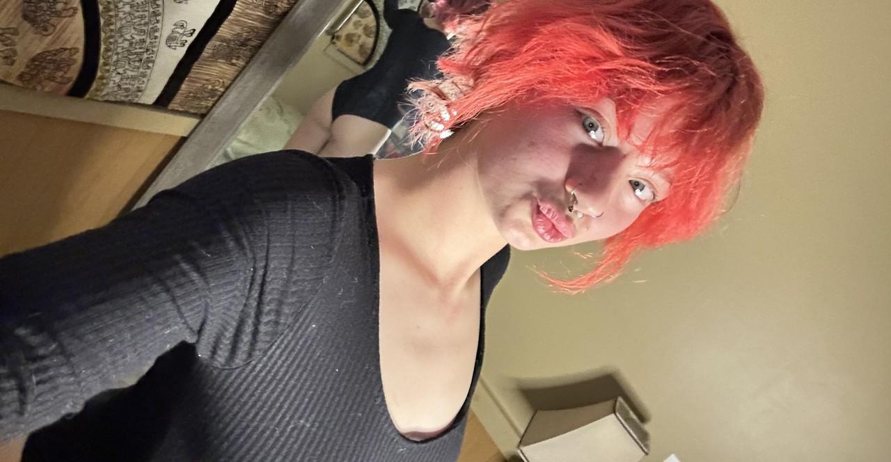 11P OnlyFans vagabunda ruiva Abby expondo seu grande saque no espelho