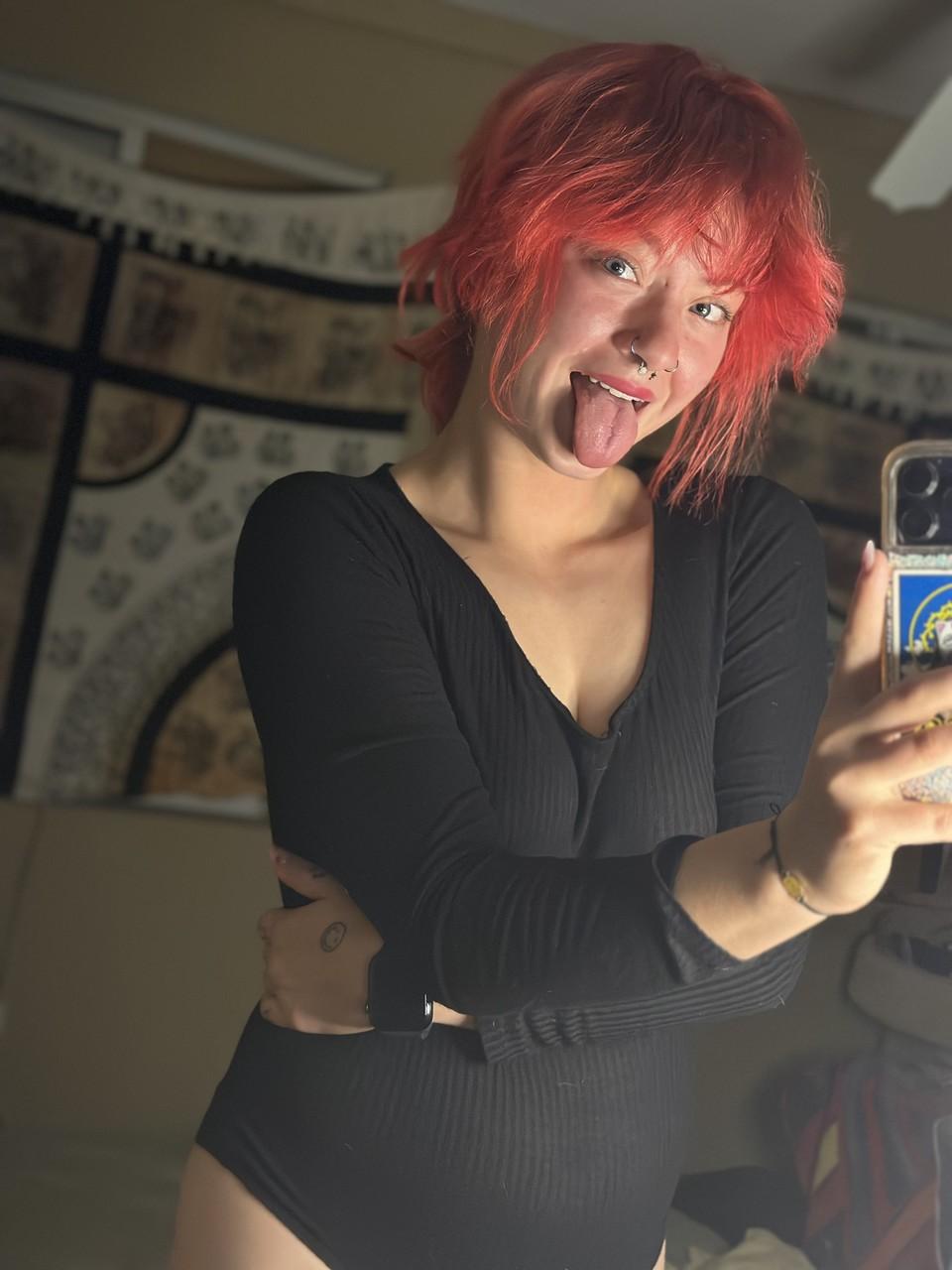 11P OnlyFans vagabunda ruiva Abby expondo seu grande saque no espelho