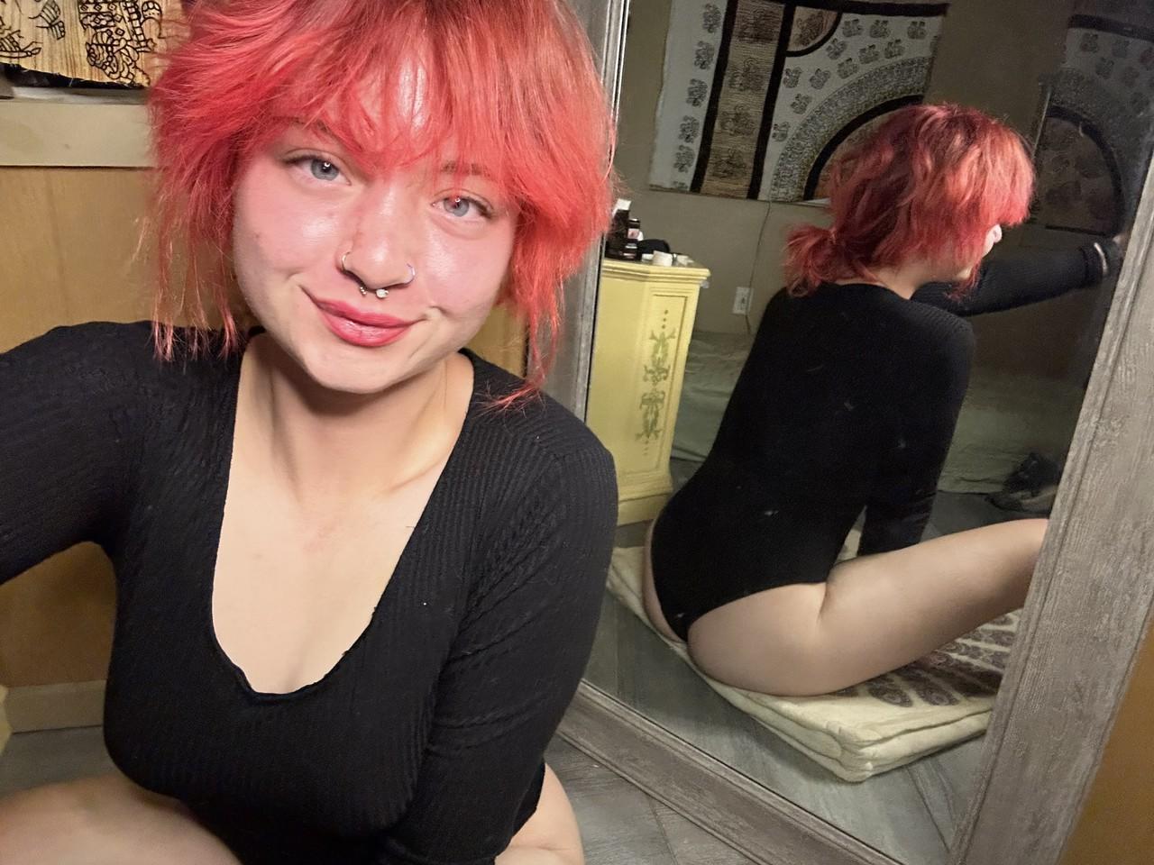 11P OnlyFans vagabunda ruiva Abby expondo seu grande saque no espelho