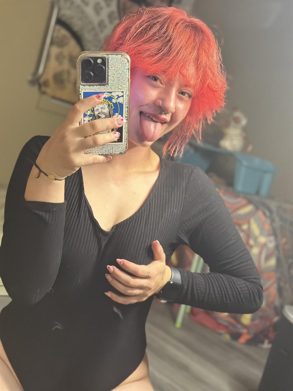11P OnlyFans vagabunda ruiva Abby expondo seu grande saque no espelho