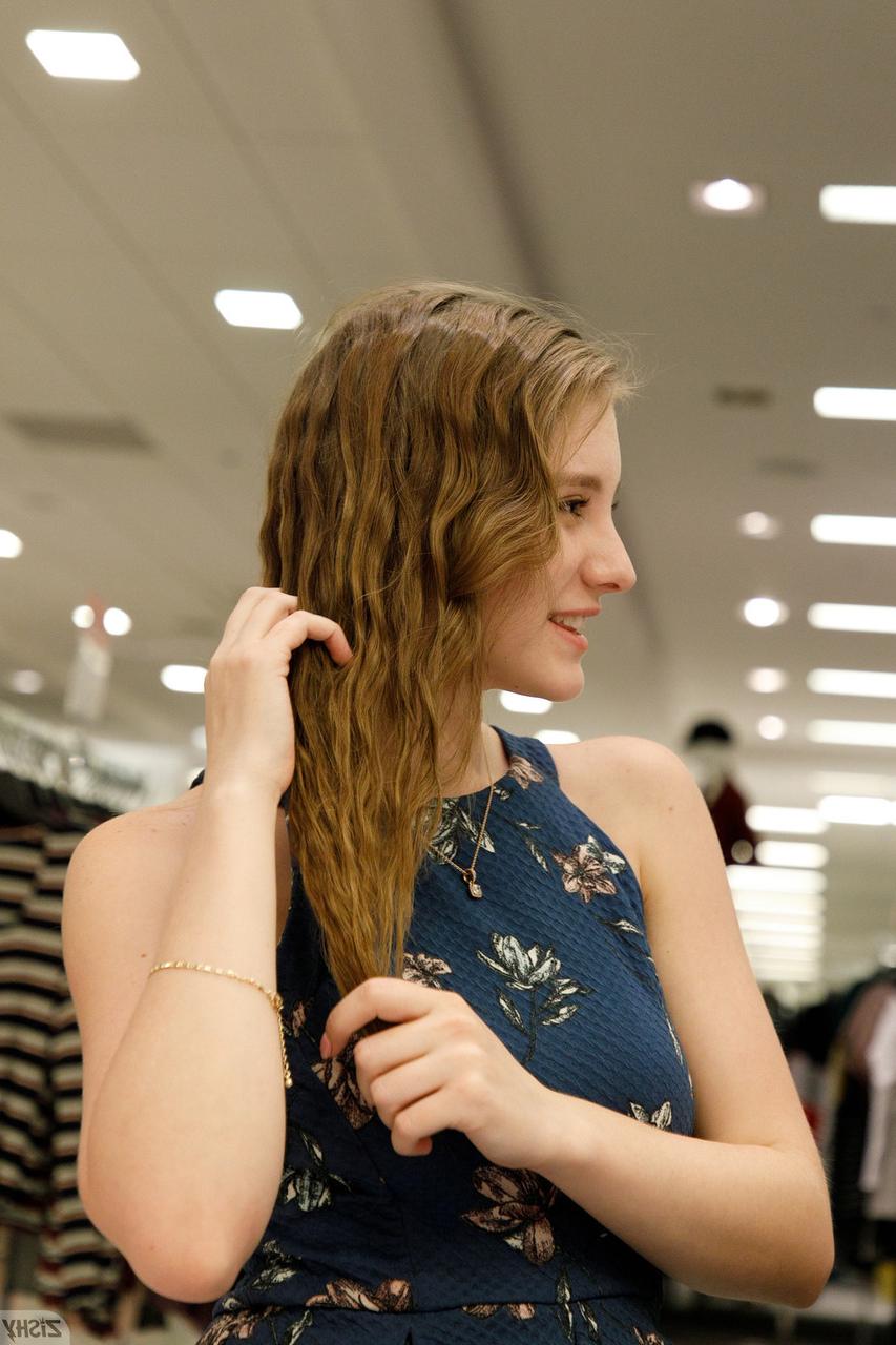 12P Melody Marks, une amatrice ringarde, expose ses gros seins au centre commercial.