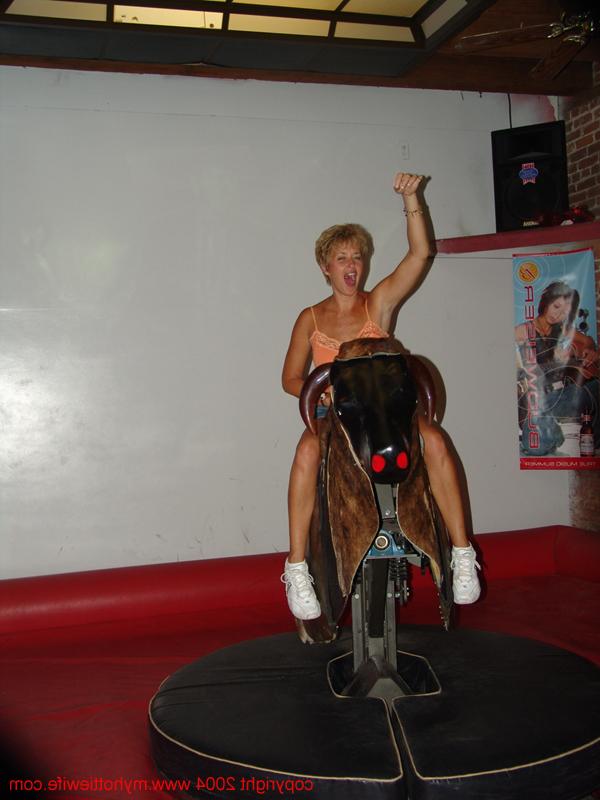 20P Amateur swinger with big tits Tracy Lick exposes her attributes in a night bar