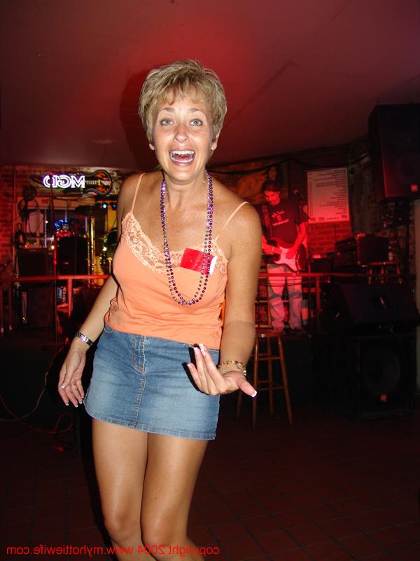 20P Amateur swinger with big tits Tracy Lick exposes her attributes in a night bar
