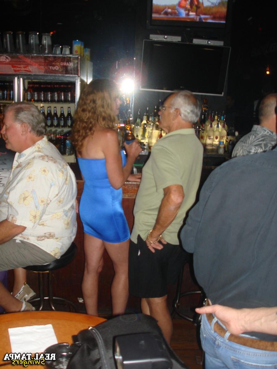 20P A esposa safada Double Dee e suas namoradas maduras mostram seus peitos em uma festa selvagem