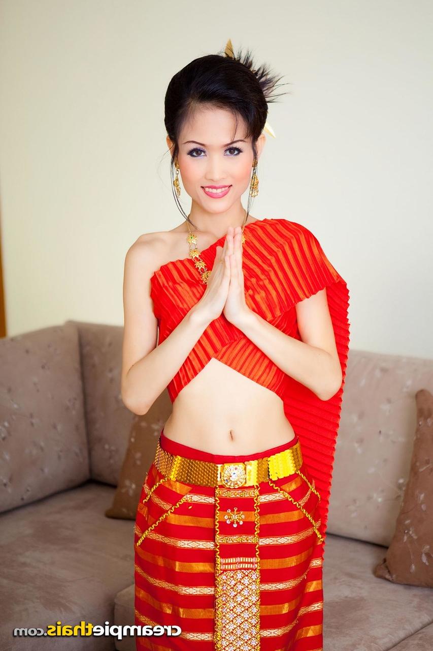 20P Das süße thailändische Model Nana lässt ihr traditionelles Outfit fallen und posiert nackt