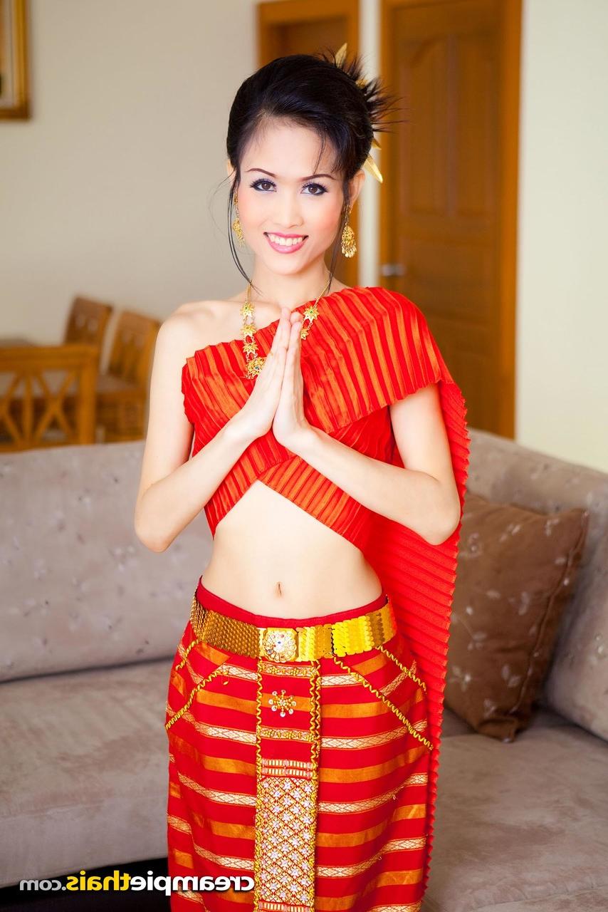 20P Das süße thailändische Model Nana lässt ihr traditionelles Outfit fallen und posiert nackt