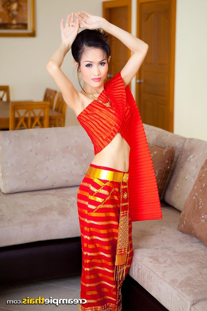 20P Das süße thailändische Model Nana lässt ihr traditionelles Outfit fallen und posiert nackt