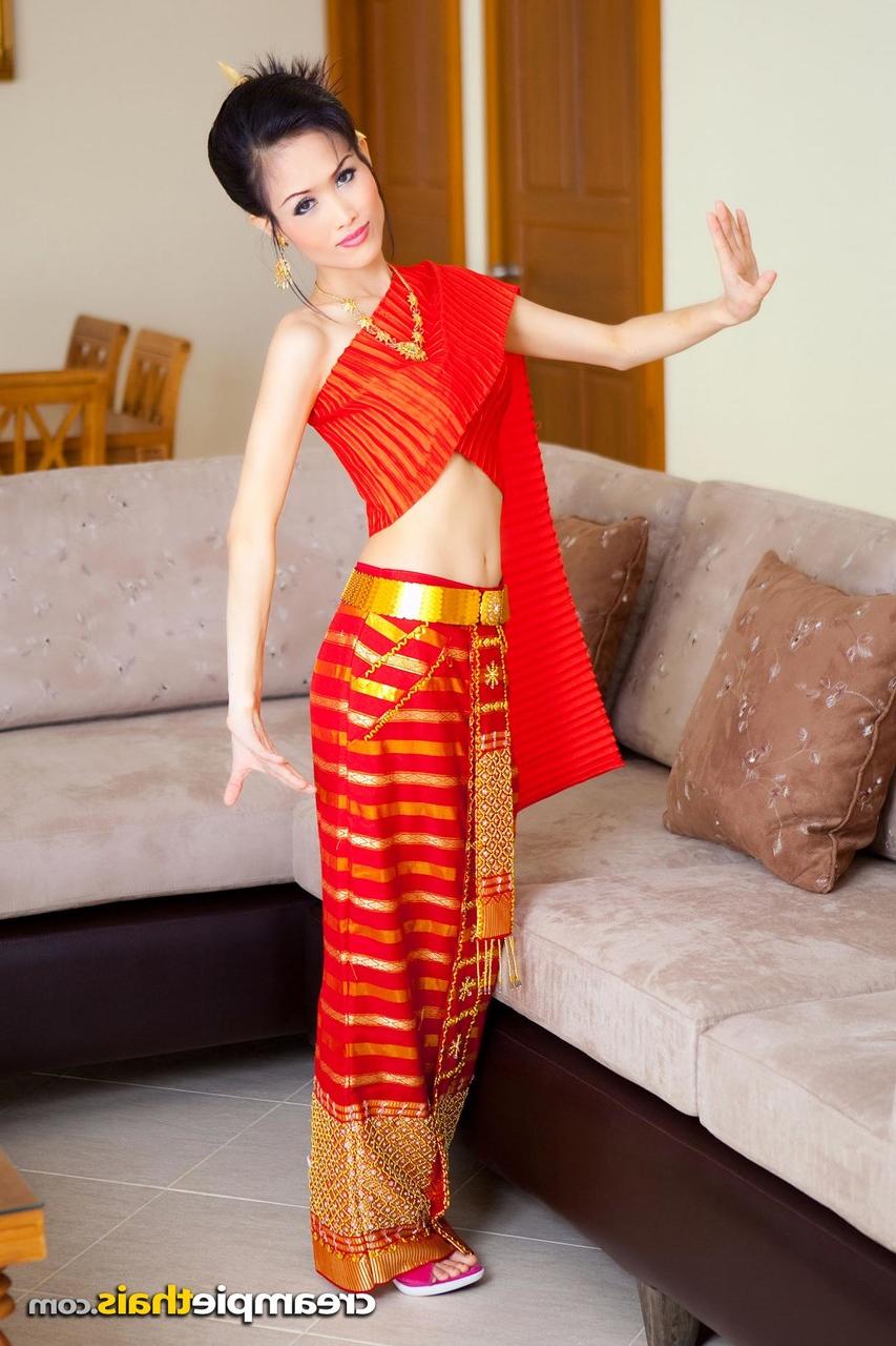 20P Das süße thailändische Model Nana lässt ihr traditionelles Outfit fallen und posiert nackt