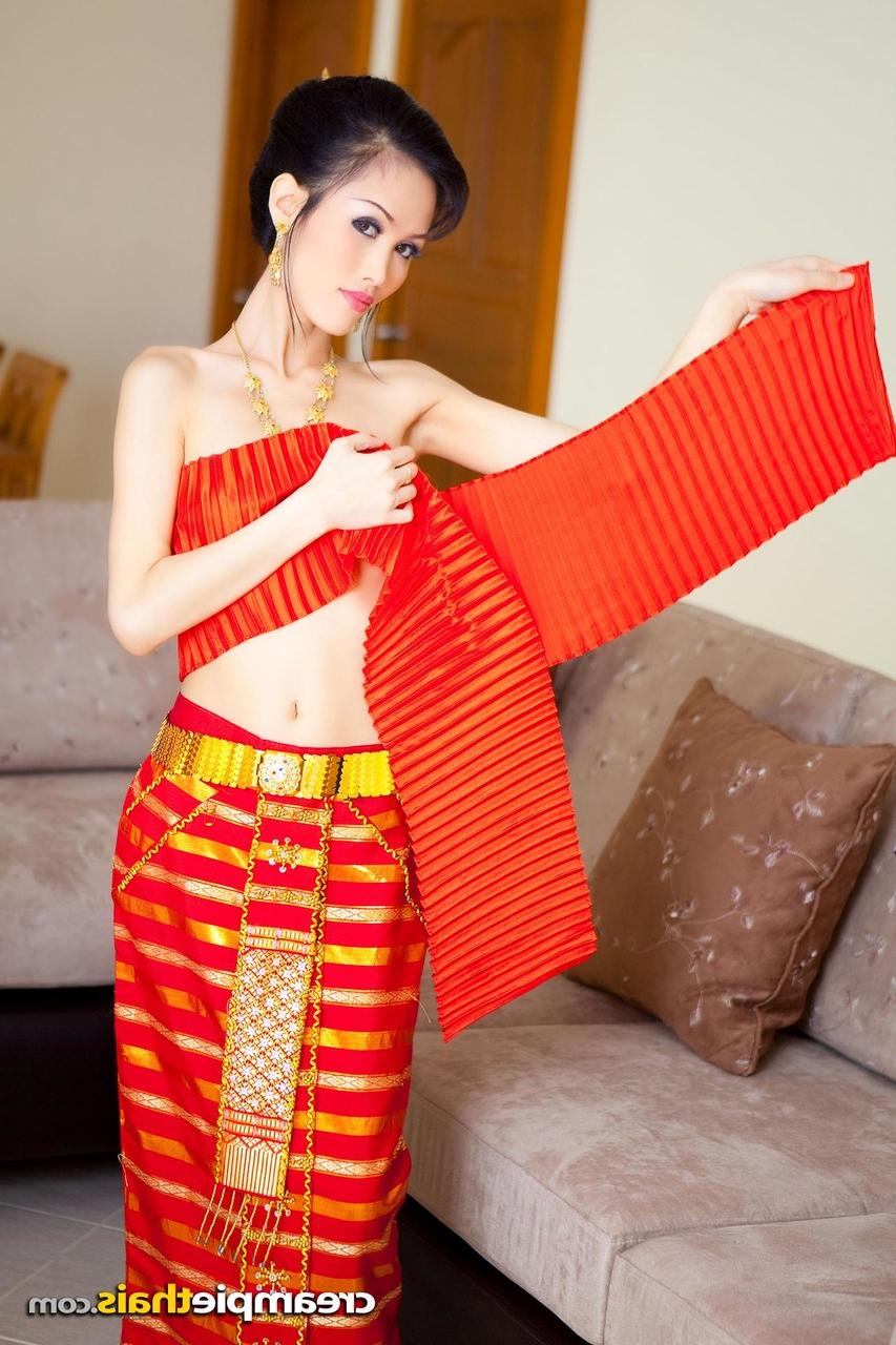 20P Das süße thailändische Model Nana lässt ihr traditionelles Outfit fallen und posiert nackt