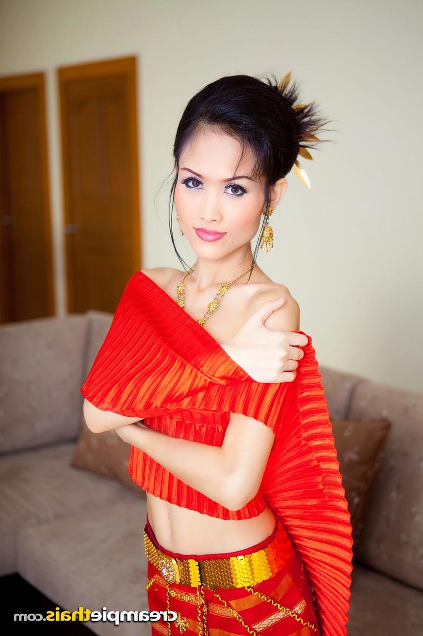 20P Das süße thailändische Model Nana lässt ihr traditionelles Outfit fallen und posiert nackt