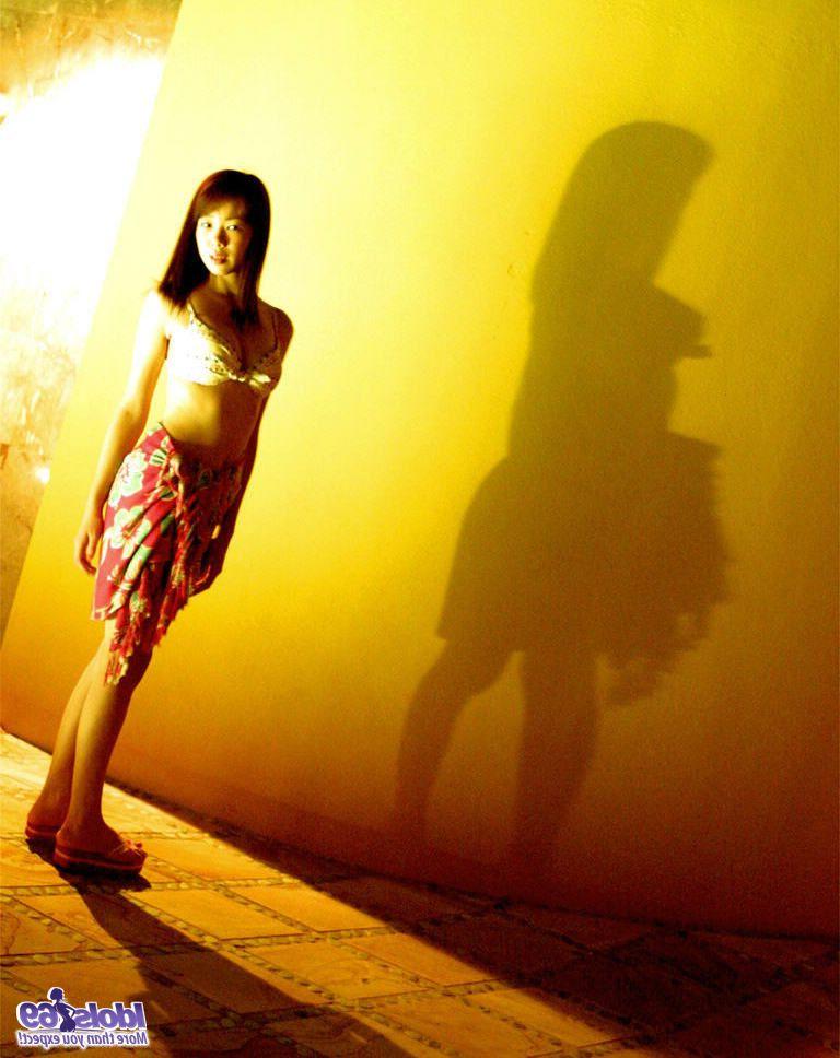 16P La joven japonesa Hikari se modela desnuda y también con la ropa puesta