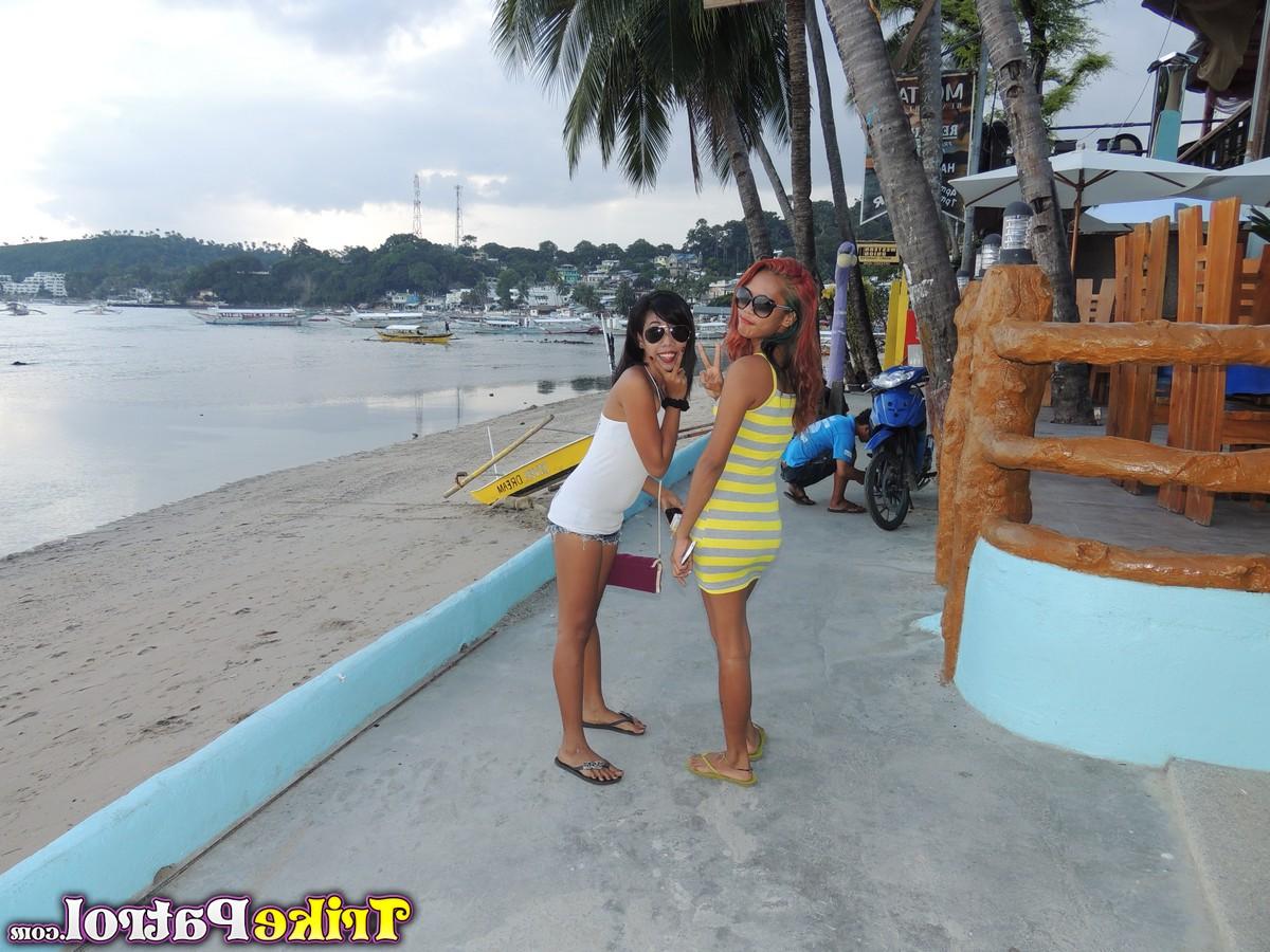 12P As garotas filipinas Shanelle e Bubbles chupam o pau de um estrangeiro em seu quarto de motel
