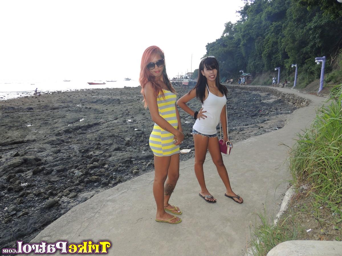 12P As garotas filipinas Shanelle e Bubbles chupam o pau de um estrangeiro em seu quarto de motel