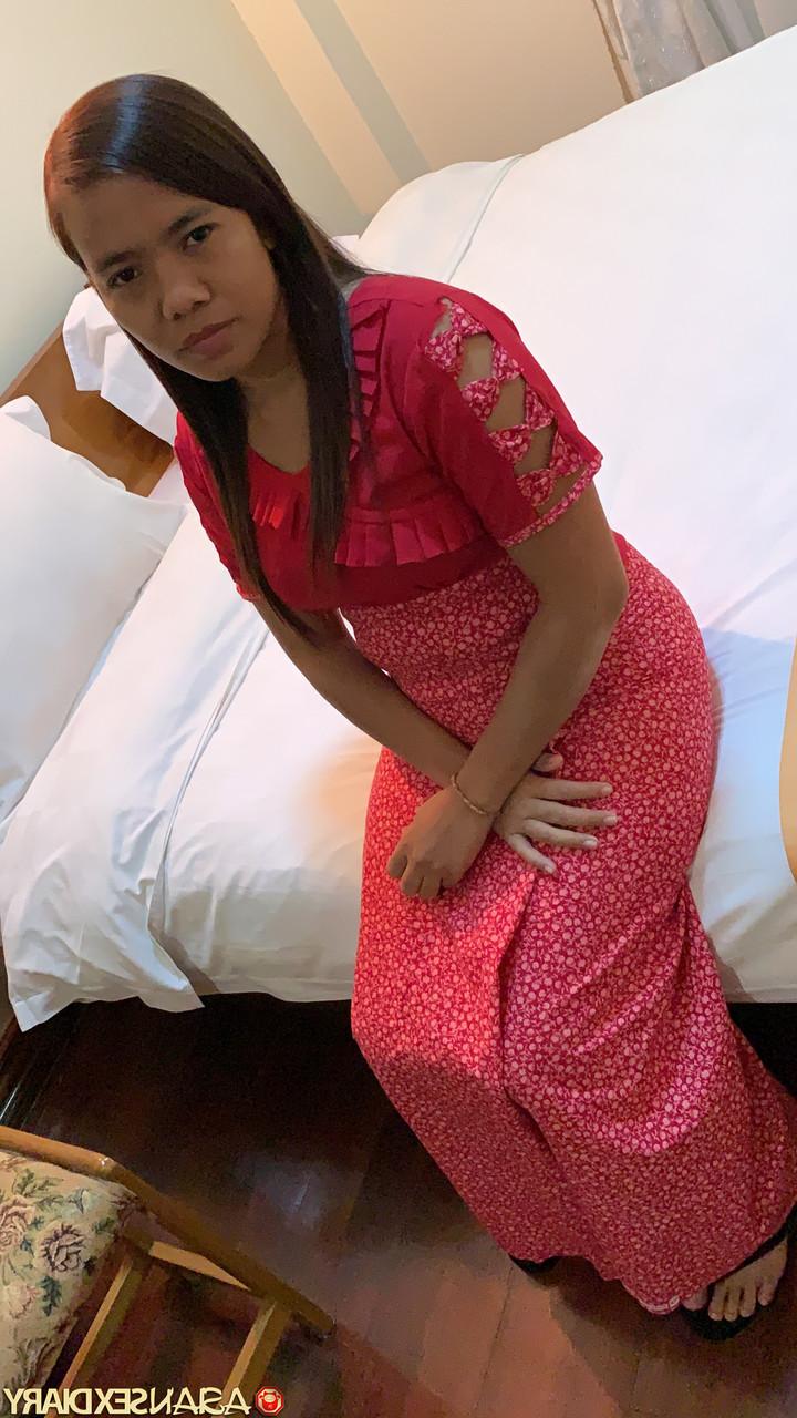 20P A gata indonésia Ayu tem sua buceta peluda desossada e cremosa no quarto do hotel