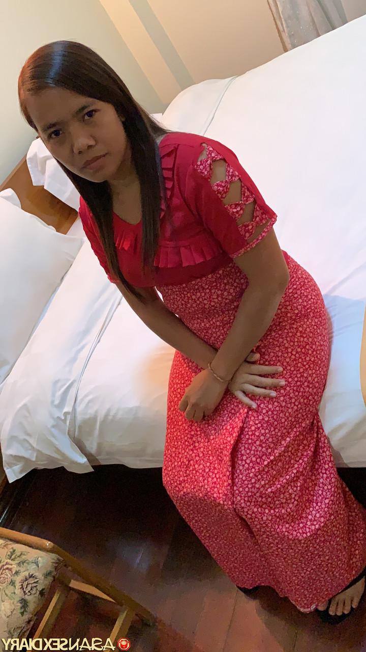 20P A gata indonésia Ayu tem sua buceta peluda desossada e cremosa no quarto do hotel