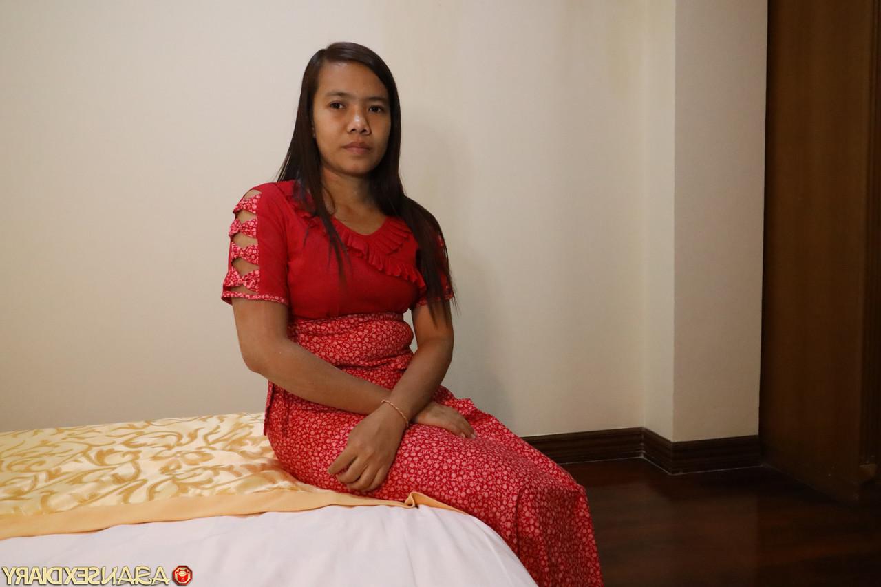 20P A gata indonésia Ayu tem sua buceta peluda desossada e cremosa no quarto do hotel