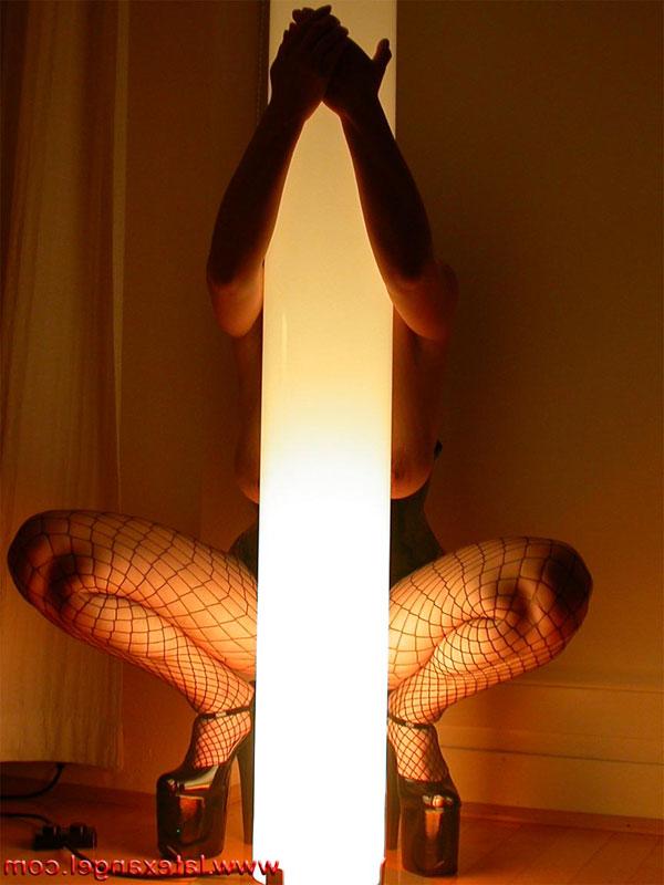 15P Garota solo dildos seu cu em meia-calça arrastão antes de dedilhar sua buceta