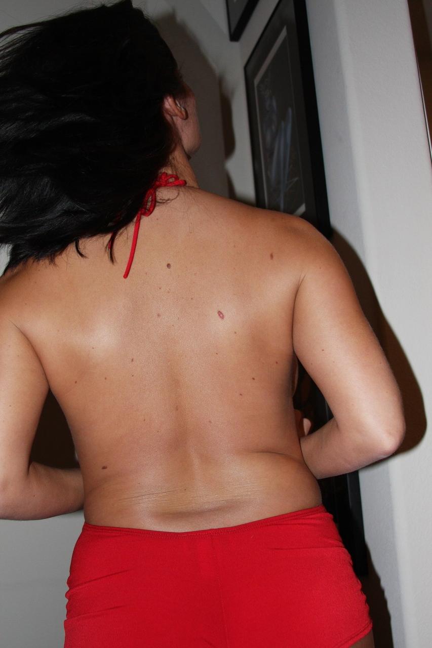 20P Lindsay, jeune amateur et sexy, se déshabille et expose ses seins juteux.