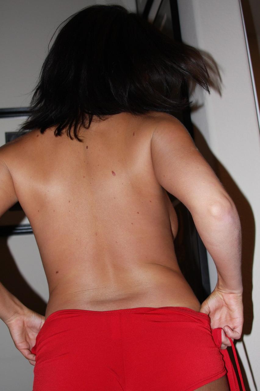 20P Lindsay, jeune amateur et sexy, se déshabille et expose ses seins juteux.