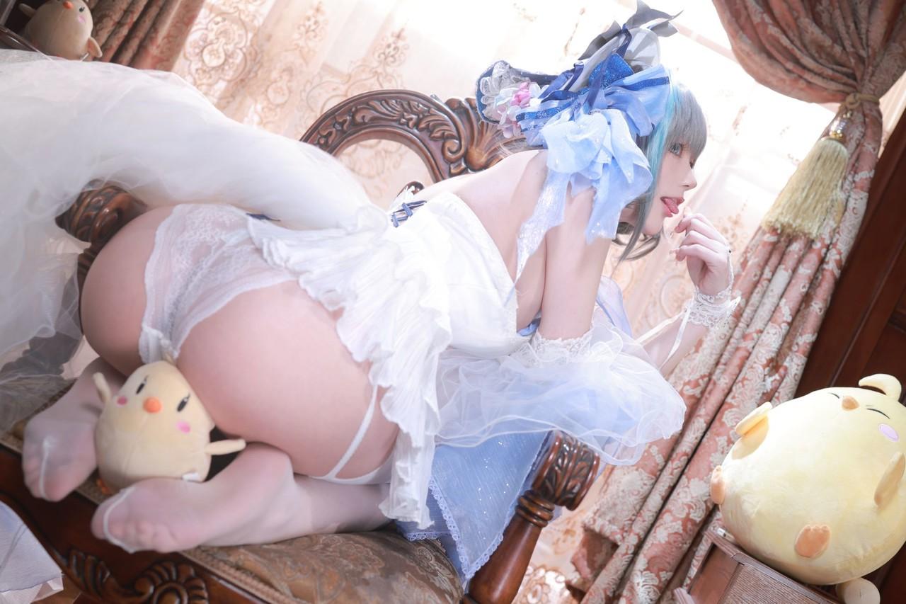 10P 小柄なアジア人美女がセクシーなウェディングドレスを着てからかいながら大きなお尻を披露