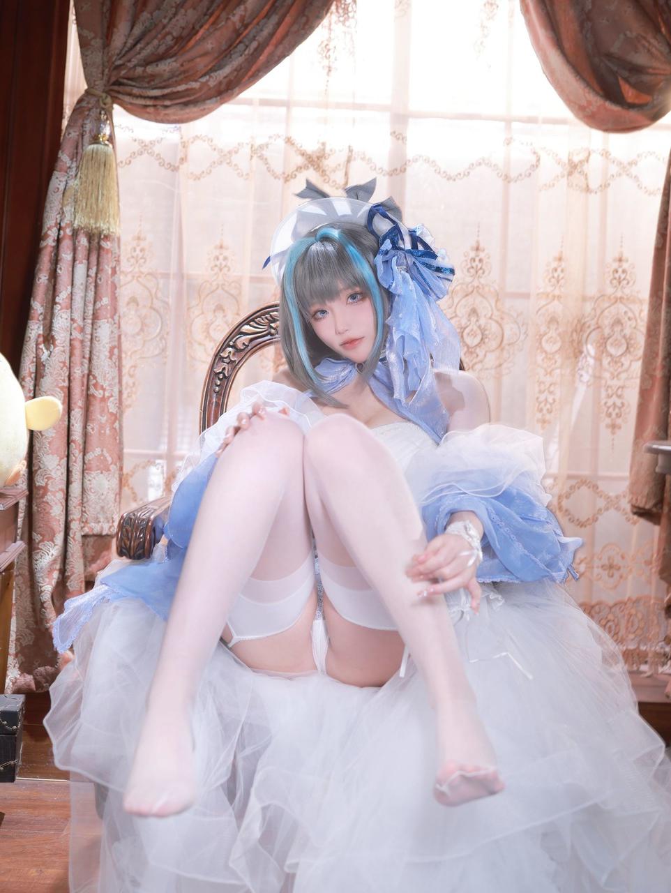 10P 小柄なアジア人美女がセクシーなウェディングドレスを着てからかいながら大きなお尻を披露