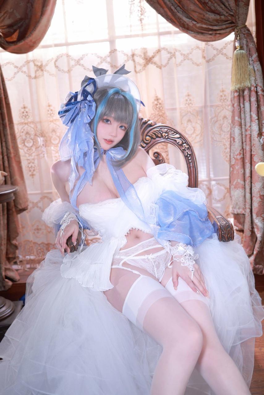 10P 小柄なアジア人美女がセクシーなウェディングドレスを着てからかいながら大きなお尻を披露