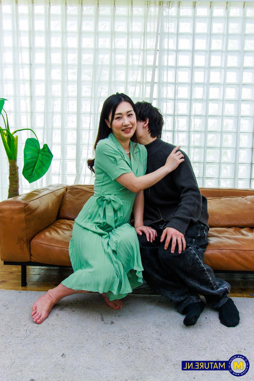 20P A japonesa MILF Megumi Satuki trai seu homem com um jovem estranho