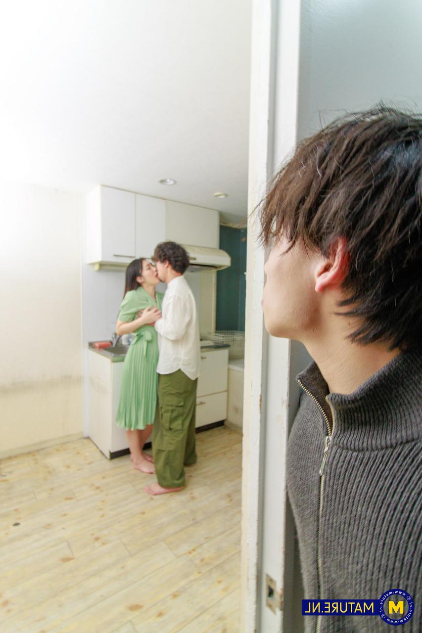 20P A japonesa MILF Megumi Satuki trai seu homem com um jovem estranho