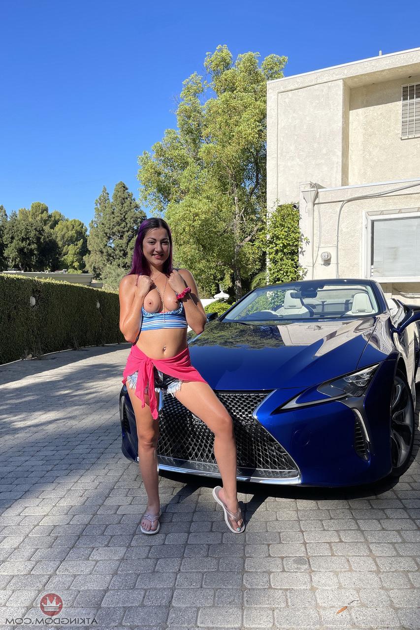 20P La pequeña amateur Lily Adams se burla con sus pies y agujeros en un pervertido solo