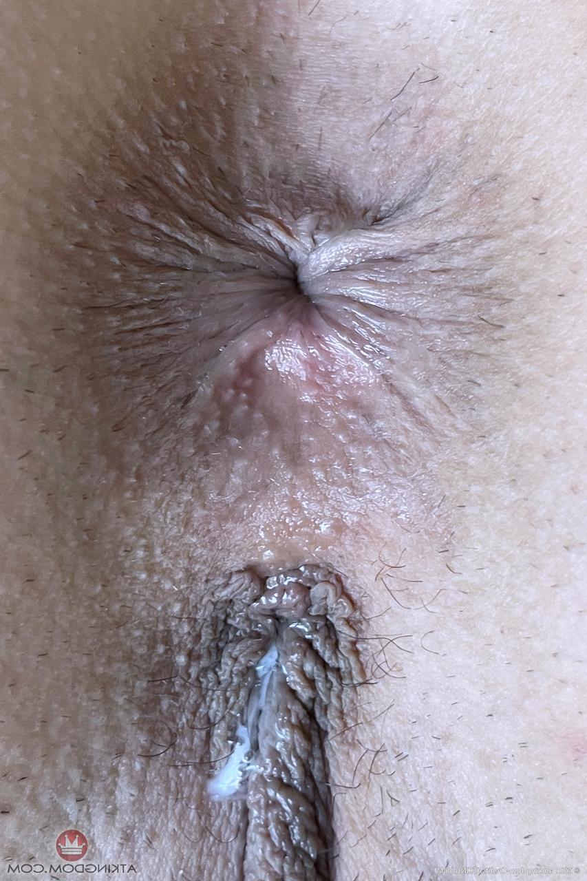 20P La pequeña amateur Lily Adams se burla con sus pies y agujeros en un pervertido solo