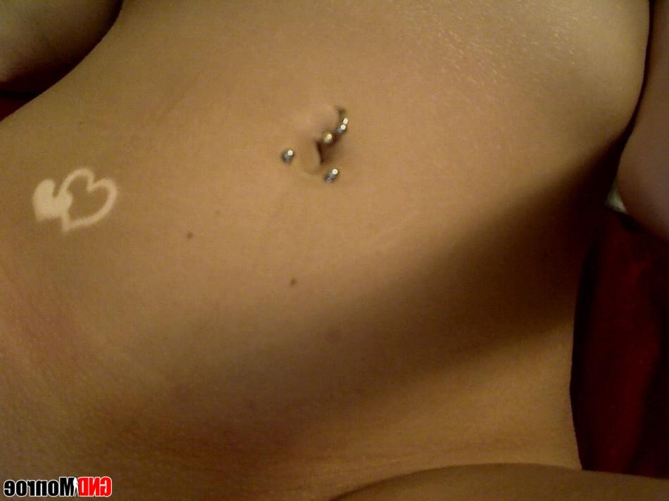 12P Une jeune blonde touche ses seins et sa chatte en se mettant nue sur son lit