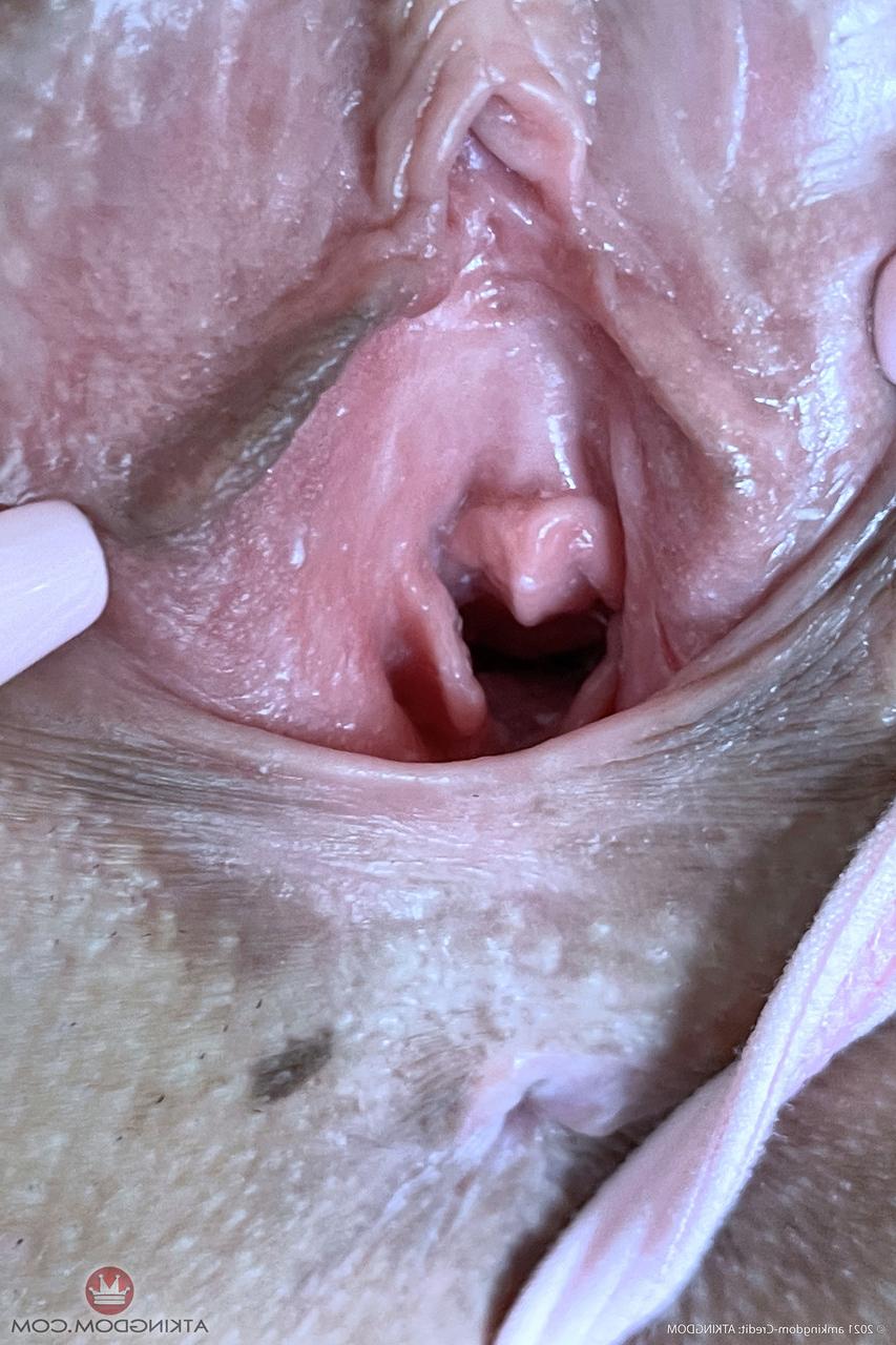 20P La jeune amateur Liz Jordan exhibe de près son incroyable butin et sa délicieuse chatte.