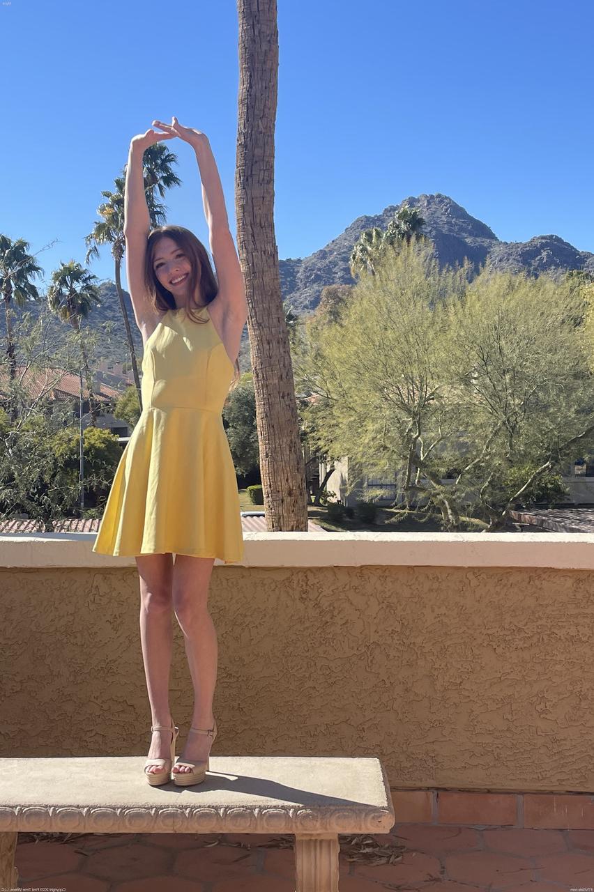 20P La beauté glamour Myra pose sans culotte dans sa robe jaune en public.