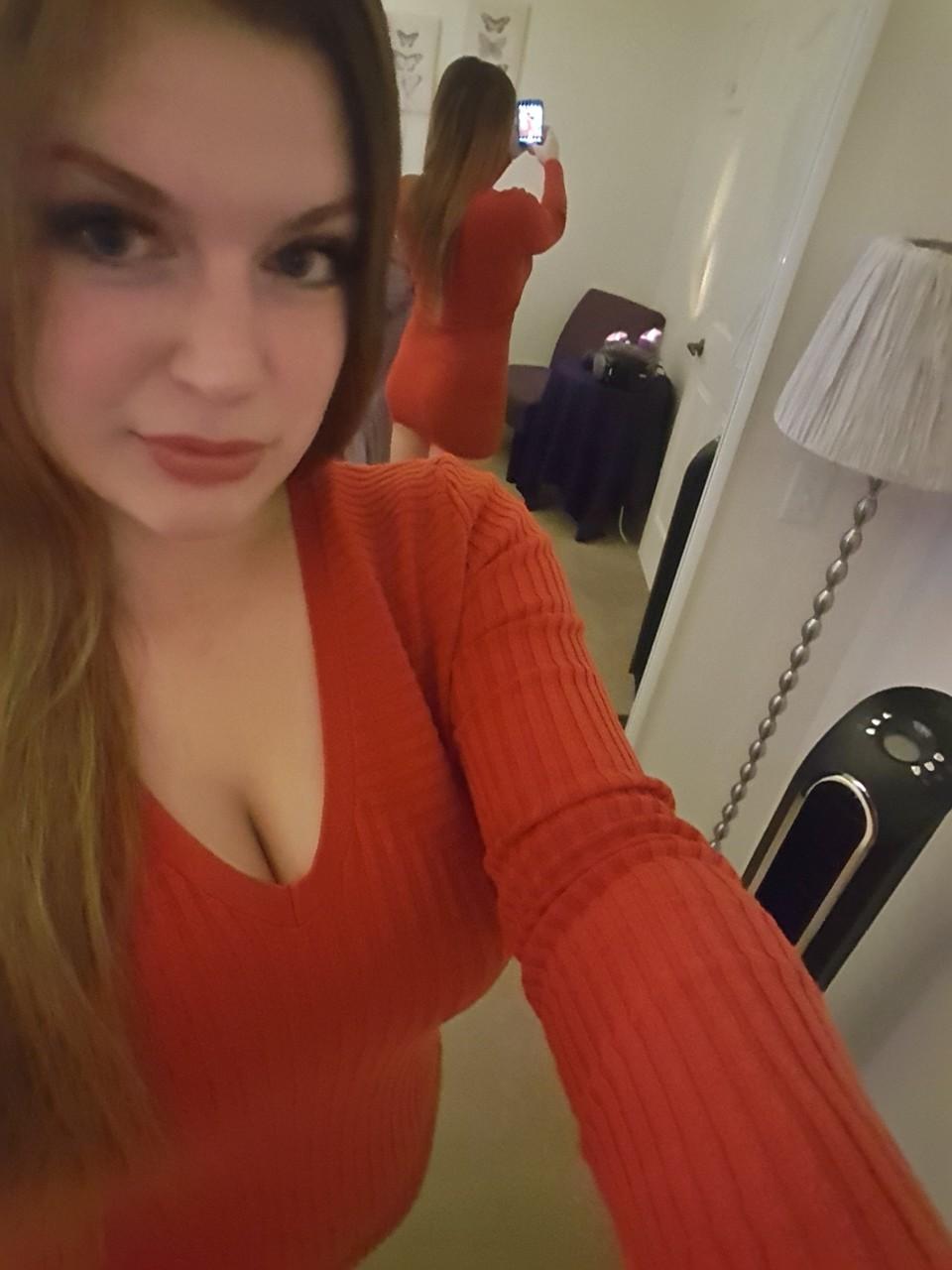 15P Amateurin mit großen Titten macht nackte und halbnackte Selfies in ihrem Haus