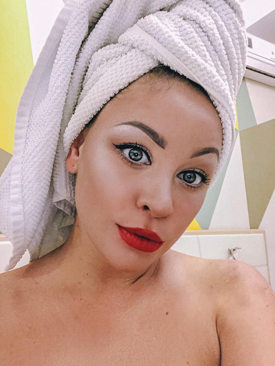 16P La encantadora amateur Malinka 911 muestra sus grandes tetas mientras se toma selfies desnuda