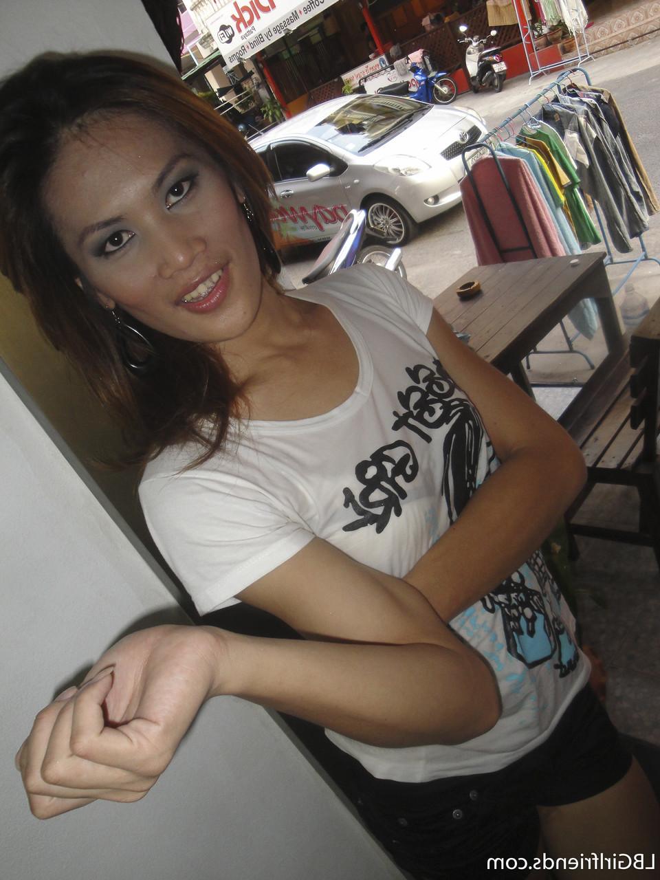 17P Travesti asiático mesquinho AE acariciando e brinquedos anais em momentos sinceros de selfie em close