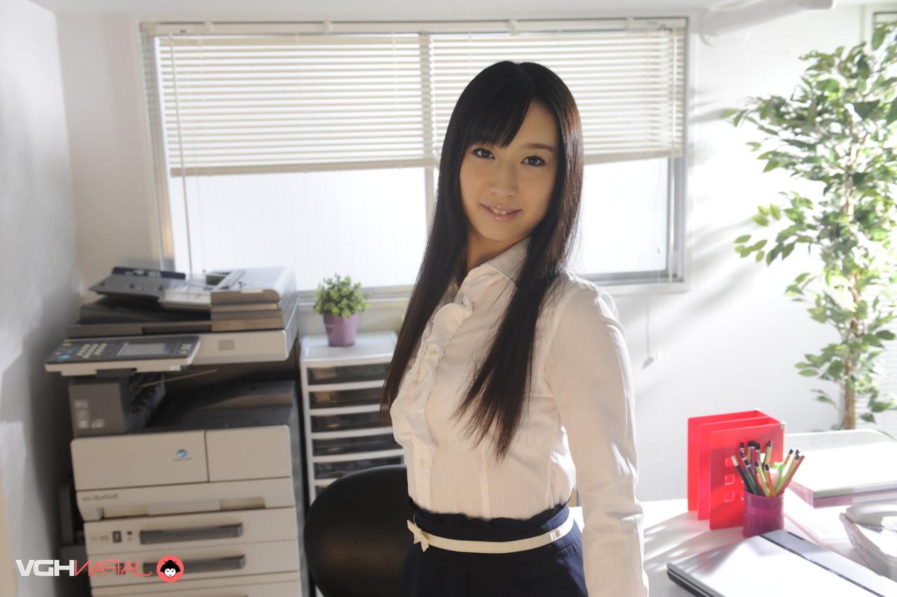 15P A secretária japonesa Tomomi Motozawa fica completamente nua em cima da mesa