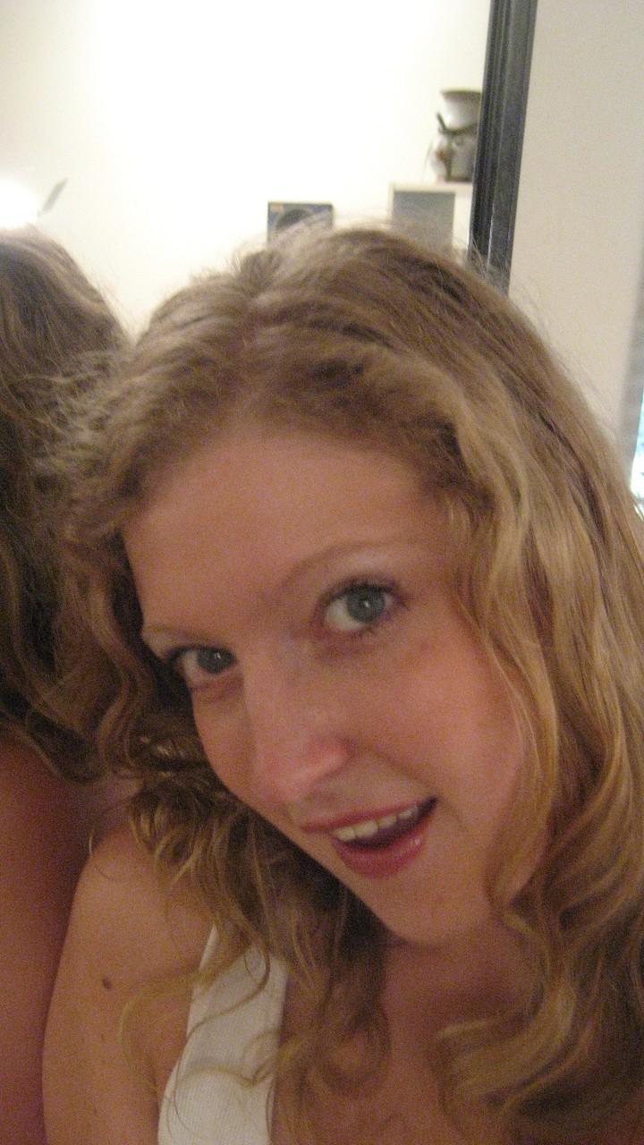 20P Adorável adolescente amadora Tracy se despindo e exibindo seus peitos no espelho