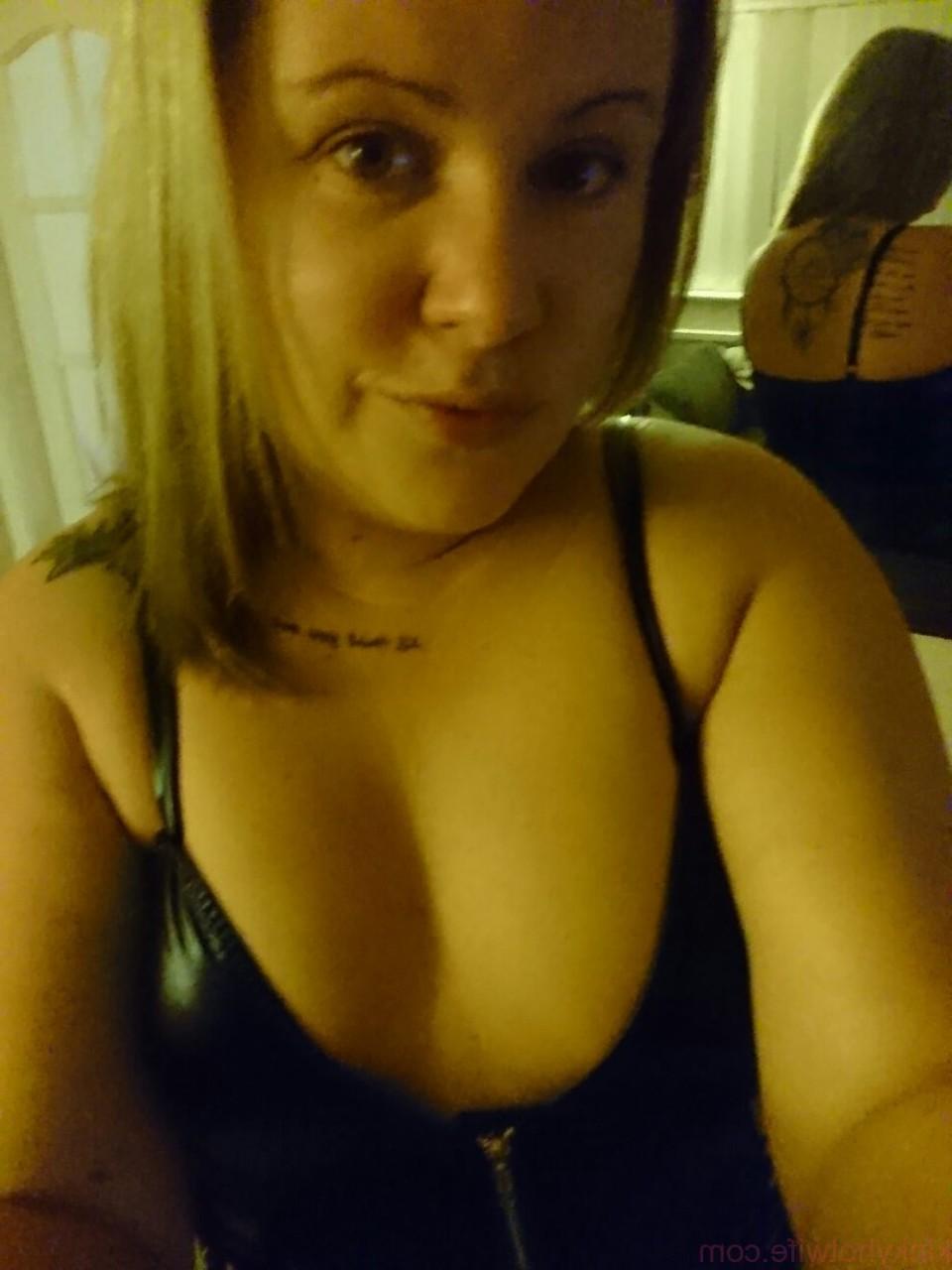 15P Amadora MILF Kinky Hotwife mostra seu decote e buceta careca em um solo