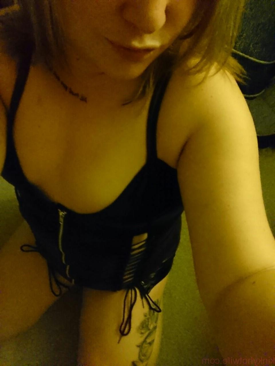 15P Amadora MILF Kinky Hotwife mostra seu decote e buceta careca em um solo