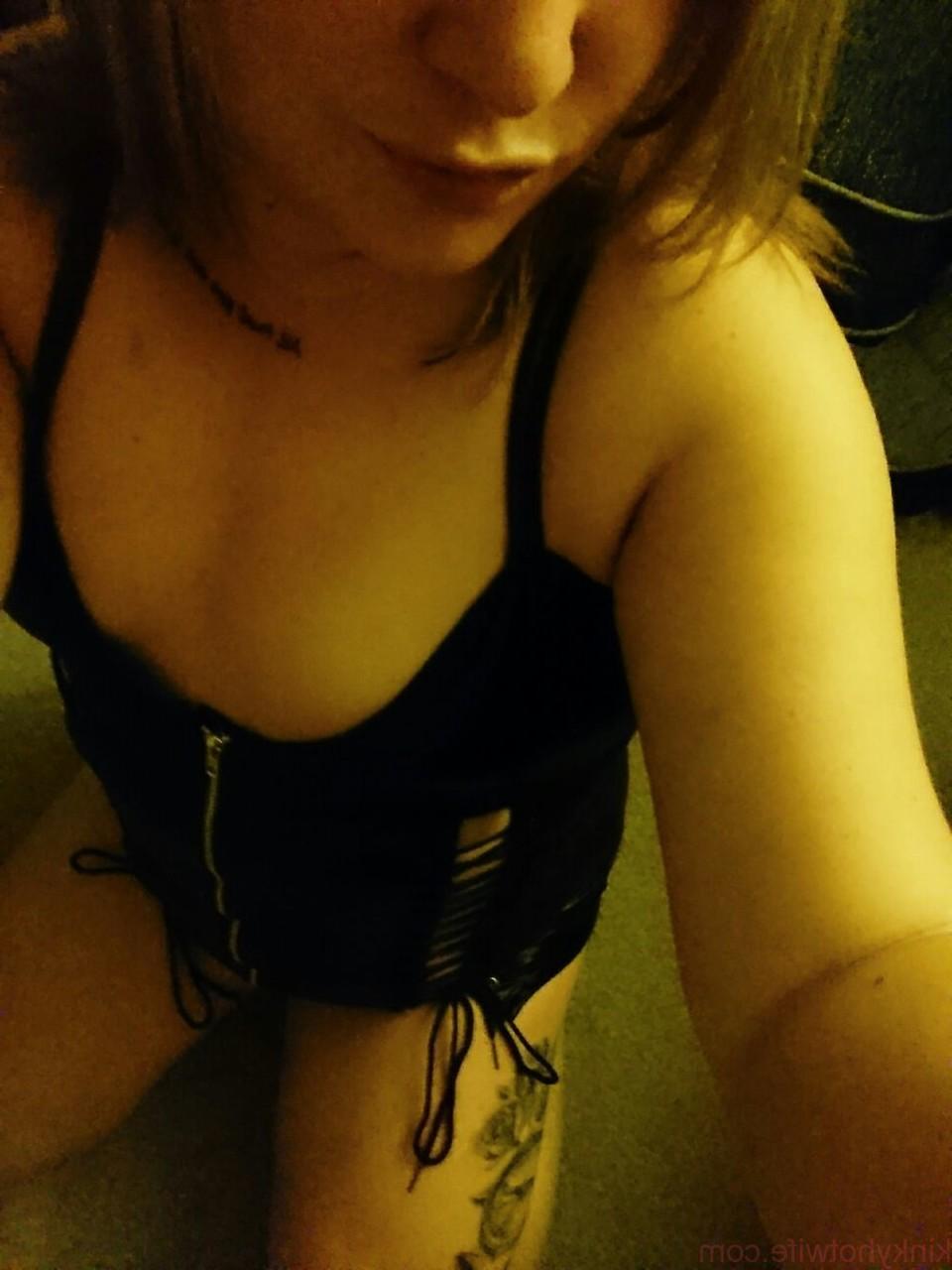 15P Amadora MILF Kinky Hotwife mostra seu decote e buceta careca em um solo