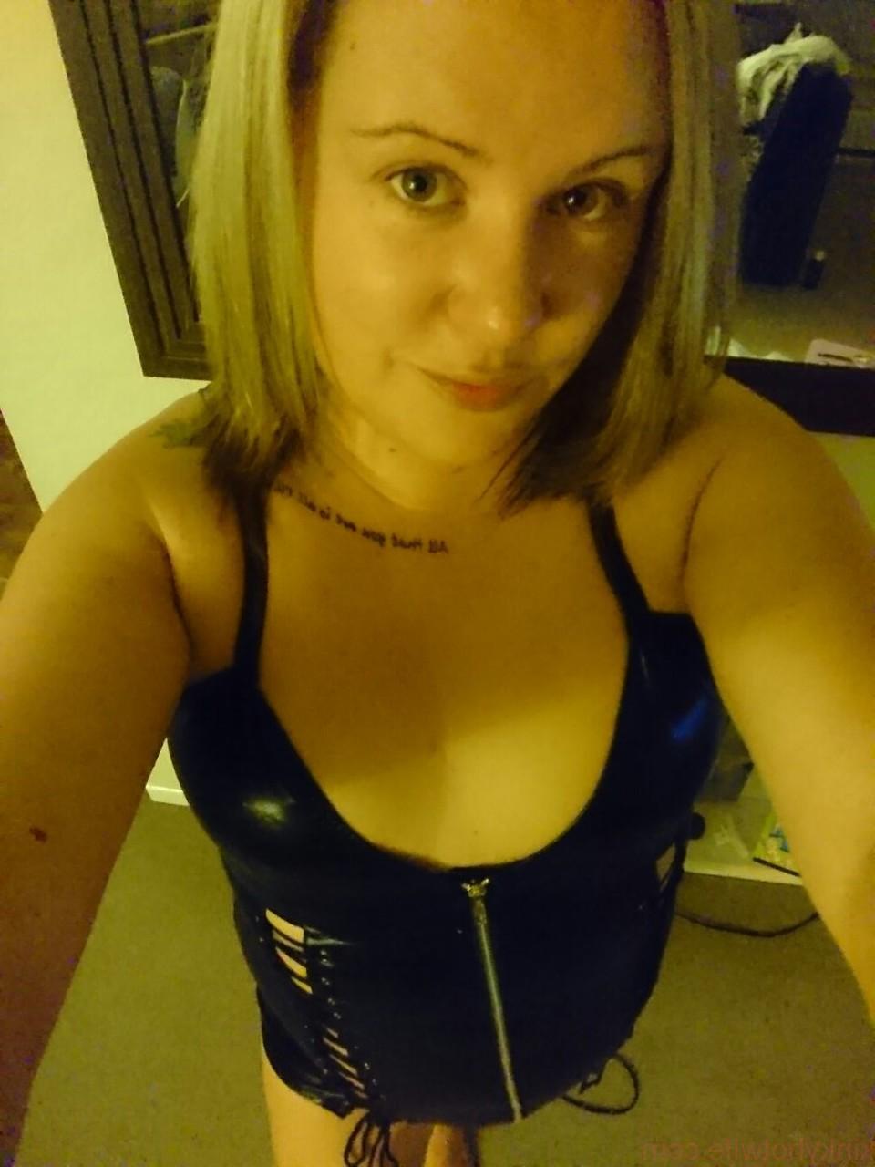 15P Amadora MILF Kinky Hotwife mostra seu decote e buceta careca em um solo