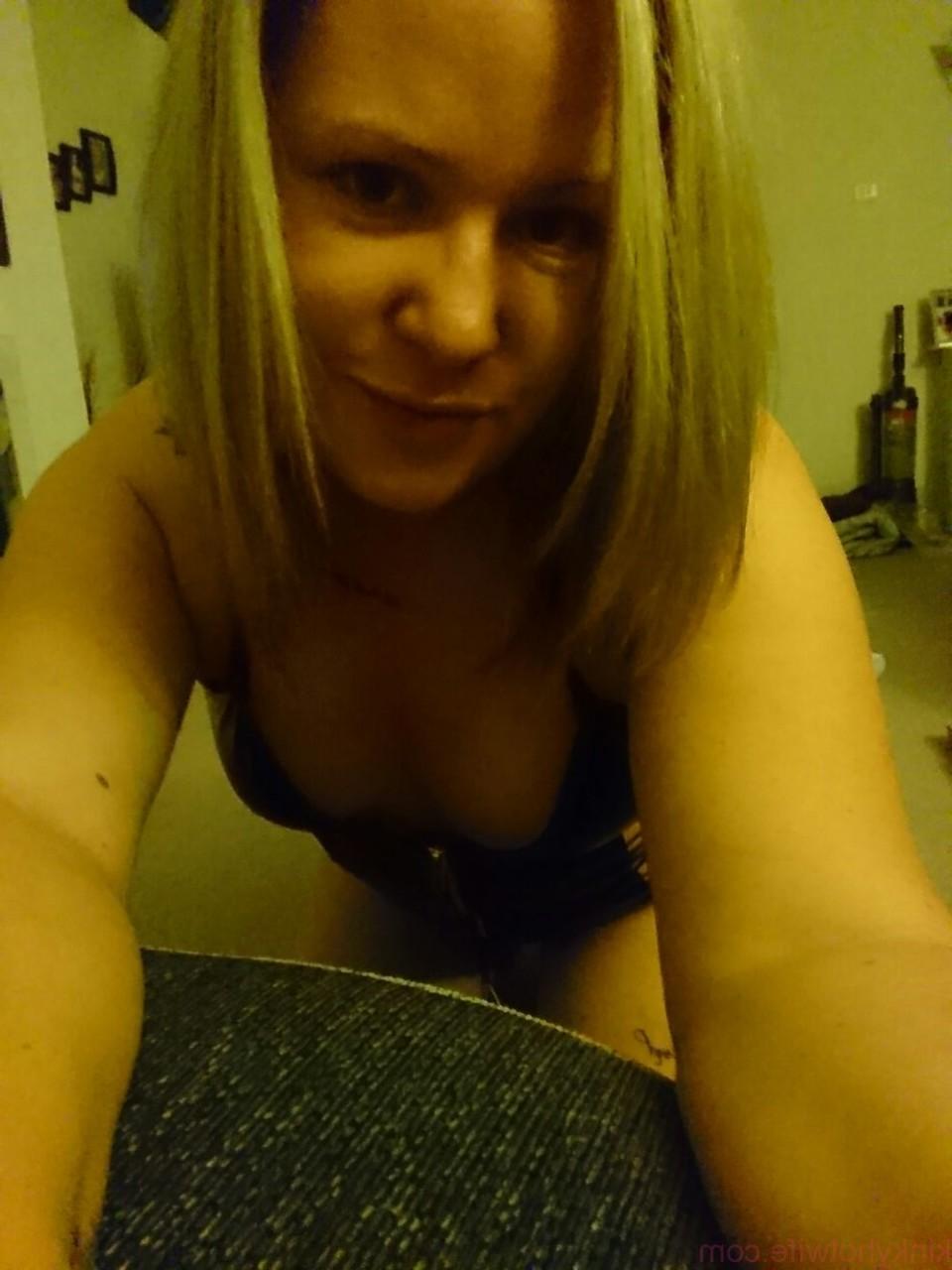 15P Amadora MILF Kinky Hotwife mostra seu decote e buceta careca em um solo
