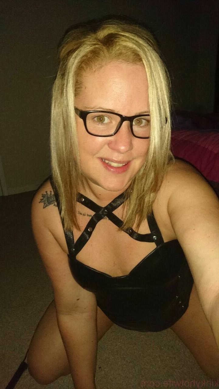 15P Amadora MILF Kinky Hotwife mostra seu decote e buceta careca em um solo