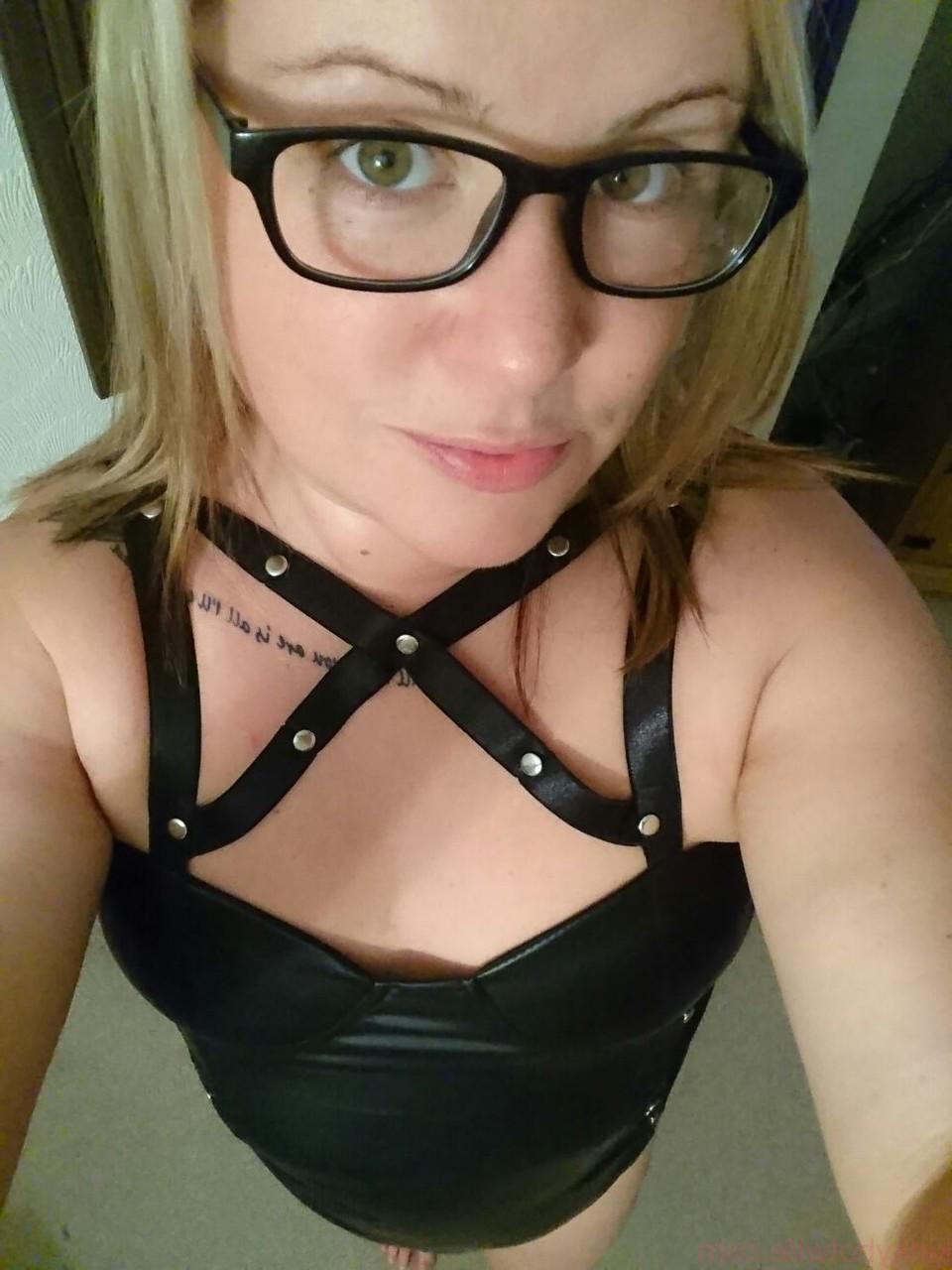 15P Amadora MILF Kinky Hotwife mostra seu decote e buceta careca em um solo