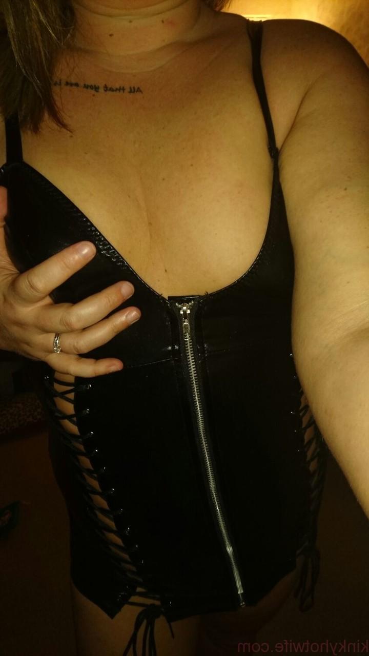 15P Amadora MILF Kinky Hotwife mostra seu decote e buceta careca em um solo