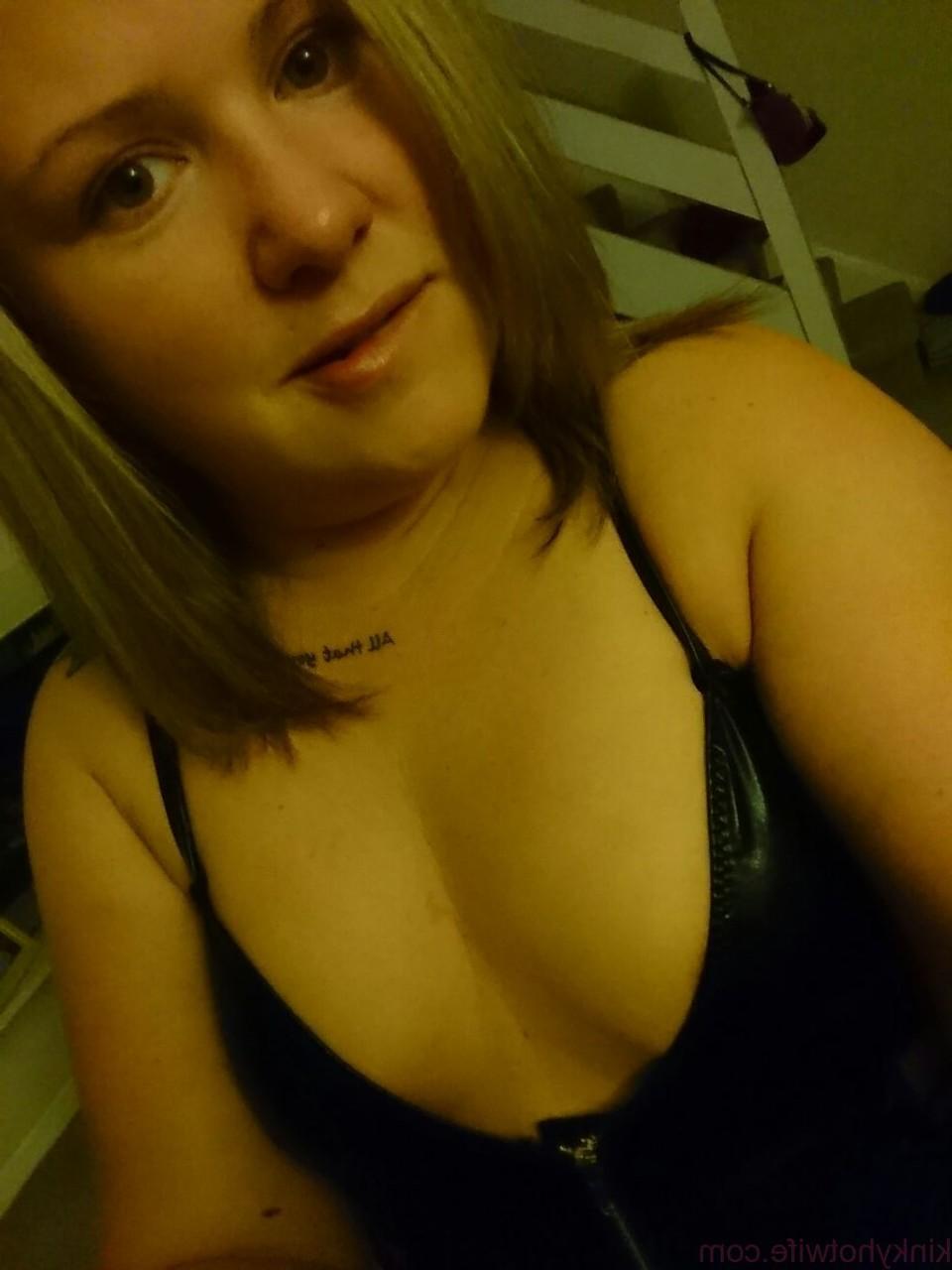 15P Amadora MILF Kinky Hotwife mostra seu decote e buceta careca em um solo