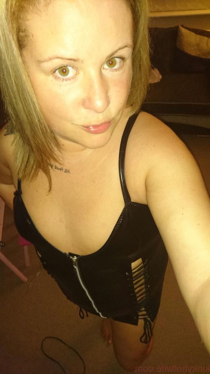 15P Amadora MILF Kinky Hotwife mostra seu decote e buceta careca em um solo