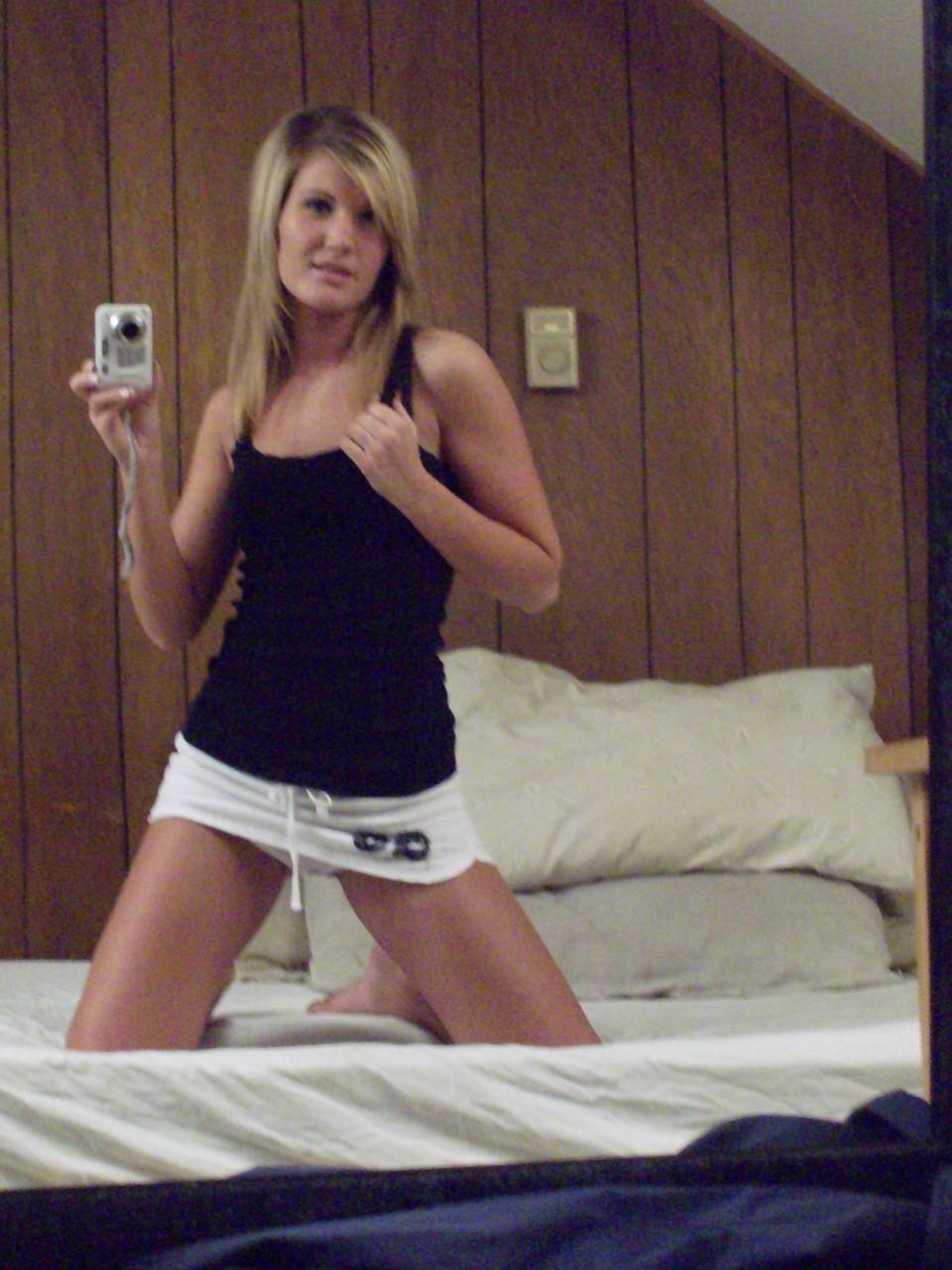 20P A loira amadora Adrina Scott se filma se despindo e posando no espelho